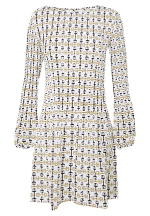 Robe blanche à manches longues avec une taille cintrée, avec un motif répétitif de mors équestres noirs et dorés.