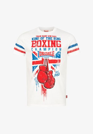 Tricou alb din bumbac cu grafice tematice legate de box în culori roșii și albastre, inclusiv mănuși de box, pe un fundal cu steagul britanic și text îndrăzneț.