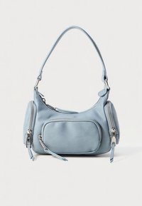 Modrá kožená kabelka s dvoma bočnými vreckami na zips, zaobleným tvarom a krátkym rúčkou. Hladká textúra so striebornými kovovými detailmi.