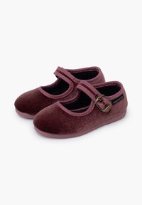 Zapatos Mary Jane de terciopelo burdeos con punta redonda, cierre con correa que presenta una hebilla de metal y un forro interior texturizado y suave.