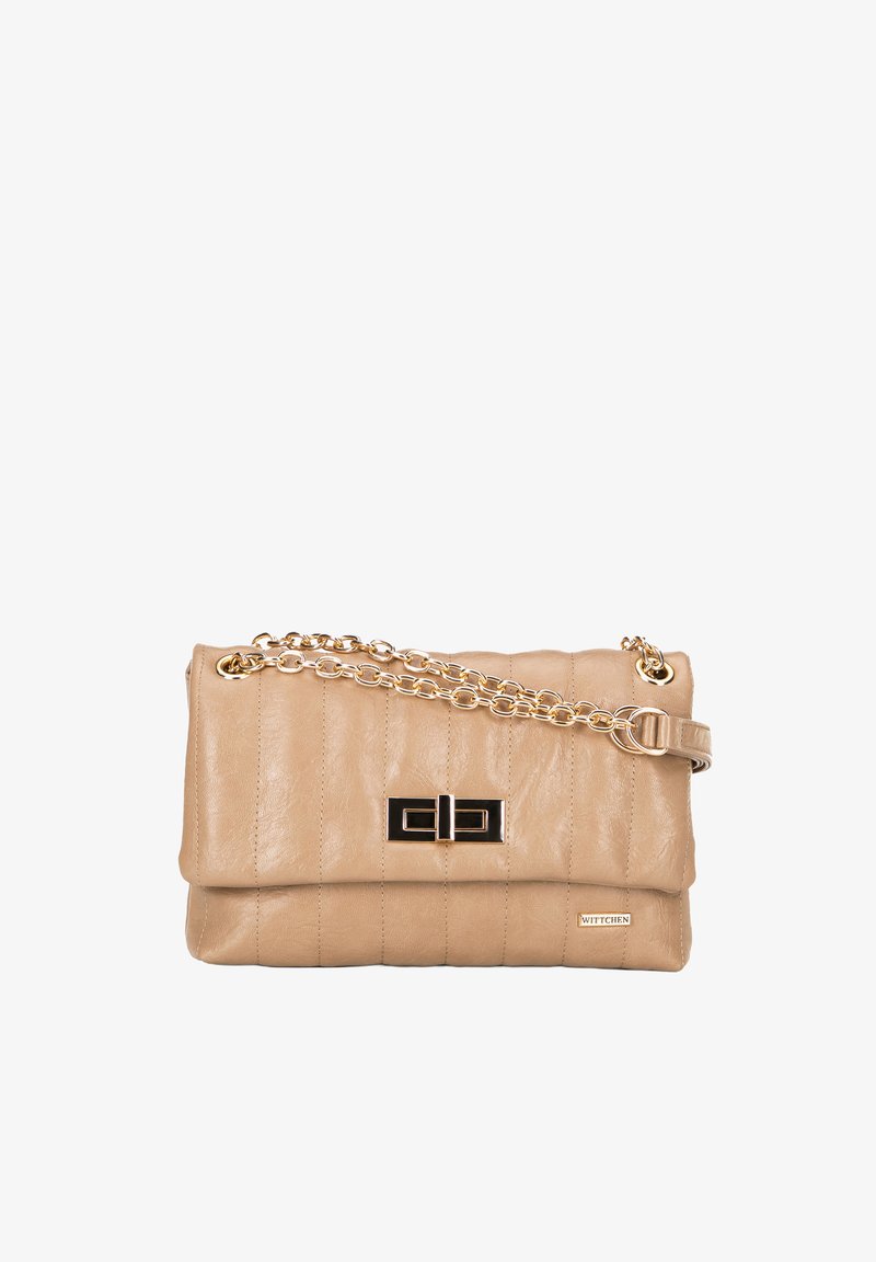 Borsa a tracolla in pelle beige con design a trapunta. Presenta una tracolla in catena dorata e una chiusura nera. Etichetta del logo in basso a destra.