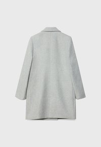 Lichtgrijze wollen mantel tot op de knieën, gezien van achteren, met lange mouwen en een kleine kraag.