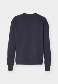 Dunkelblaues Crewneck-Sweatshirt mit langen Ärmeln und gerippten Bündchen und Saum, von hinten vor einem weißen Hintergrund gezeigt.