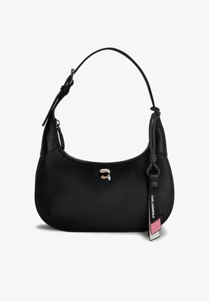 Bolso de mano de piel negra con un acabado texturizado, forma curva, cierre superior con cremallera y una etiqueta decorativa con un diseño de personaje.