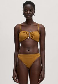 Mosterdgele bikini met een geplooide bovenkant, dunne bandjes en een decoratieve versiering; bijpassende hoge taille onderkant. Glad materiaal.