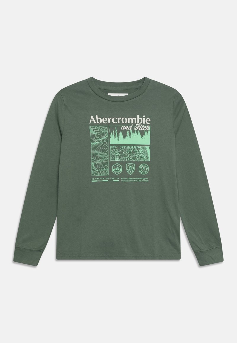 Camisa verde de manga larga con el logo de Abercrombie and Fitch y un gráfico con temática natural que incluye árboles, líneas topográficas y un patrón de anillos de árbol.