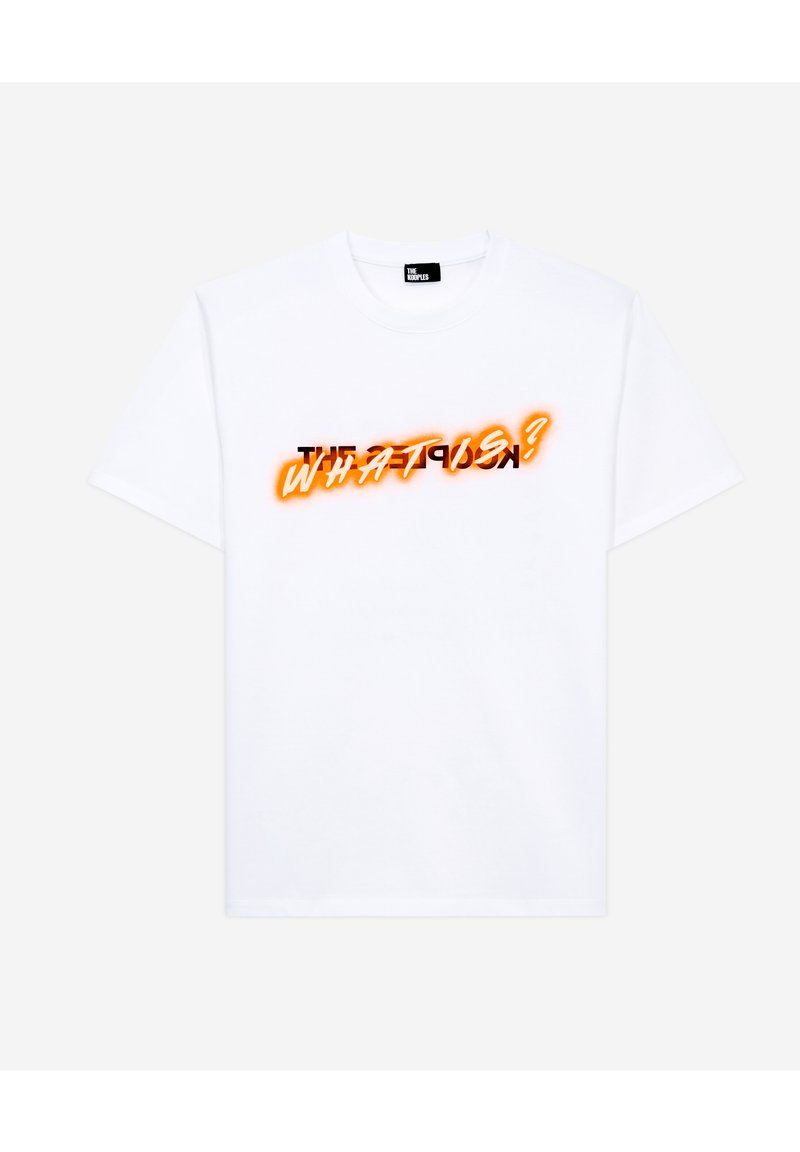 Hvid bomuld T-shirt med korte ærmer, der har fed sort og orange tekst, der står "WHAT'S?" på forsiden. Enkel design med rund hals.