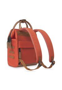 Zaino arancione con un design robusto, dotato di spallacci imbottiti marroni, un compartimento con zip e dettagli in tessuto orizzontale su un lato.