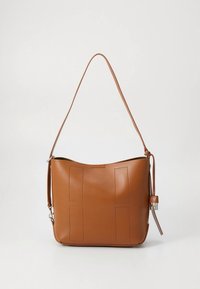 Geantă maro din piele pentru umăr, cu o textură netedă, formă curbată și două accente verticale pe panou. Dispune de o singură bretea reglabilă și accesorii laterale.