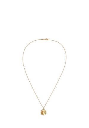 Dünne goldene Kette mit rundem, strukturiertem goldenen Anhänger, der in der Mitte vor weißem Hintergrund hängt.