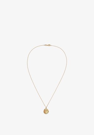 Dünne goldene Kette mit rundem, strukturiertem goldenen Anhänger, der in der Mitte vor weißem Hintergrund hängt.