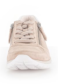 Beige suède sneakers met tekstuurlenzen, zijrits en witte rubberen zool. Kenmerken zijn een ronde neus en een minimalistisch ontwerp.
