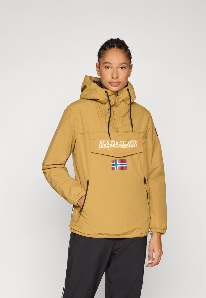 Gelbe Kapuzenjacke mit einer vorderen Kängurutasche, die ein Logo und einen Norwegen-Flaggen-Patch aufweist. Mit Reißverschlusstaschen an den Seiten und elastischen Bündchen.