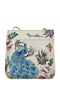 Tasje met pauwenontwerp gemaakt van crèmekleurig leer, met levendige blauwe pauwen en bloemenpatronen, voorzien van een bovenste sluiting en decoratieve accenten.