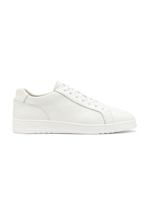 Sneaker bianche in pelle con superficie testurizzata, punta rotonda e suola piatta in gomma bianca. Presentano cinque occhielli per i lacci e dettagli di cucitura sottili.
