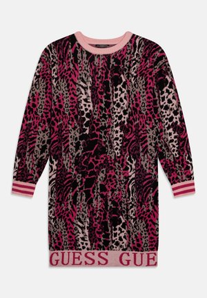 Langærmet sweaterkjole med pink, sort og gråt dyreprint mønster og pink ribkant ved krave og ærmer, teksten ""GUESS"" på kanten.