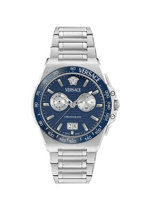 Reloj cronógrafo de acero inoxidable Versace con esfera azul, subesferas plateadas, bisel taquimétrico, indicador de fecha y brazalete de eslabones metálicos.