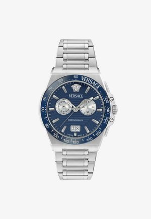 Reloj cronógrafo de acero inoxidable Versace con esfera azul, subesferas plateadas, bisel taquimétrico, indicador de fecha y brazalete de eslabones metálicos.
