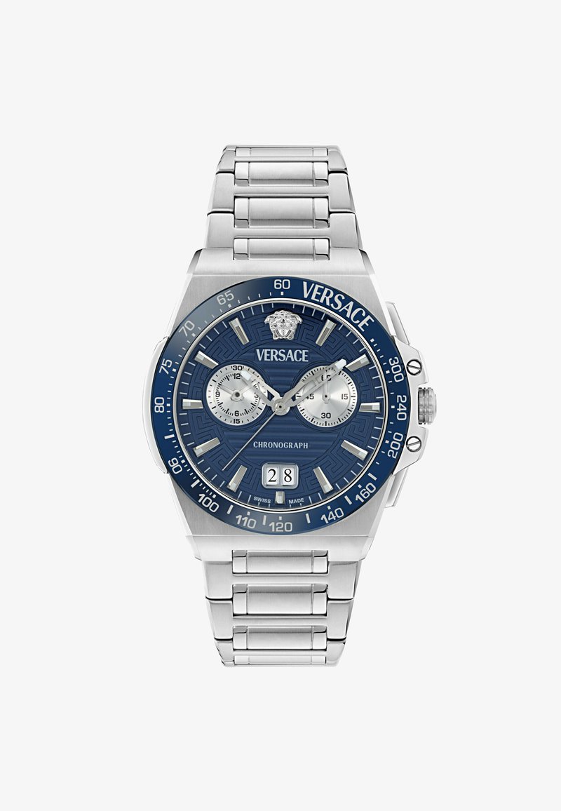 Zegarek chronograf Versace ze stali nierdzewnej z niebieską tarczą, srebrnymi subtarczami, bezelem z tachymetrem, datownikiem i metalową bransoletą z ogniwami.