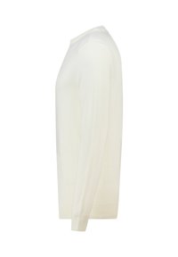 Off-white lange mouwen trui met ronde hals, met ribgebreide manchetten en onderrand, weergegeven vanaf de zijkant op een witte achtergrond.