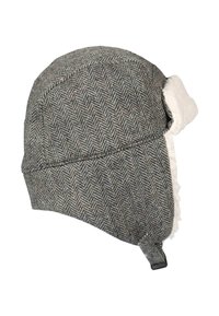 Căciulă cu model în zigzag în nuanțe de gri, căptușită cu fleece alb. Dispune de clape pentru urechi și o curea ajustabilă la bărbie pentru o fixare sigură.
