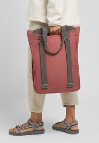 Bordeaux katoenen tas met grijze handvatten, rechthoekige vorm en twee zijgespen. Lichtgewicht stof en minimalistisch ontwerp.