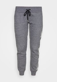 Šedé tepláky se stahovací šňůrkou v pase, žebrovanými manžetami a strukturovanou látkou s bočním vzorem v světlejší šedé barvě.