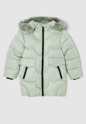 Doudoune vert menthe avec capuche en fausse fourrure, fermeture éclair noire et deux poches avant. Design matelassé texturé ajoutant de la dimension.