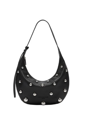 Schwarze, halbmondförmige Lederhandtasche mit silbernen Kugelnieten, einem einzelnen Schulterriemen, Reißverschlussverschluss und dezentem Markenlogo.
