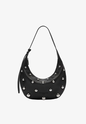 Sac à main en cuir noir en forme de croissant avec des clous sphériques argentés, une bandoulière unique, une fermeture éclair et un logo de marque discret.