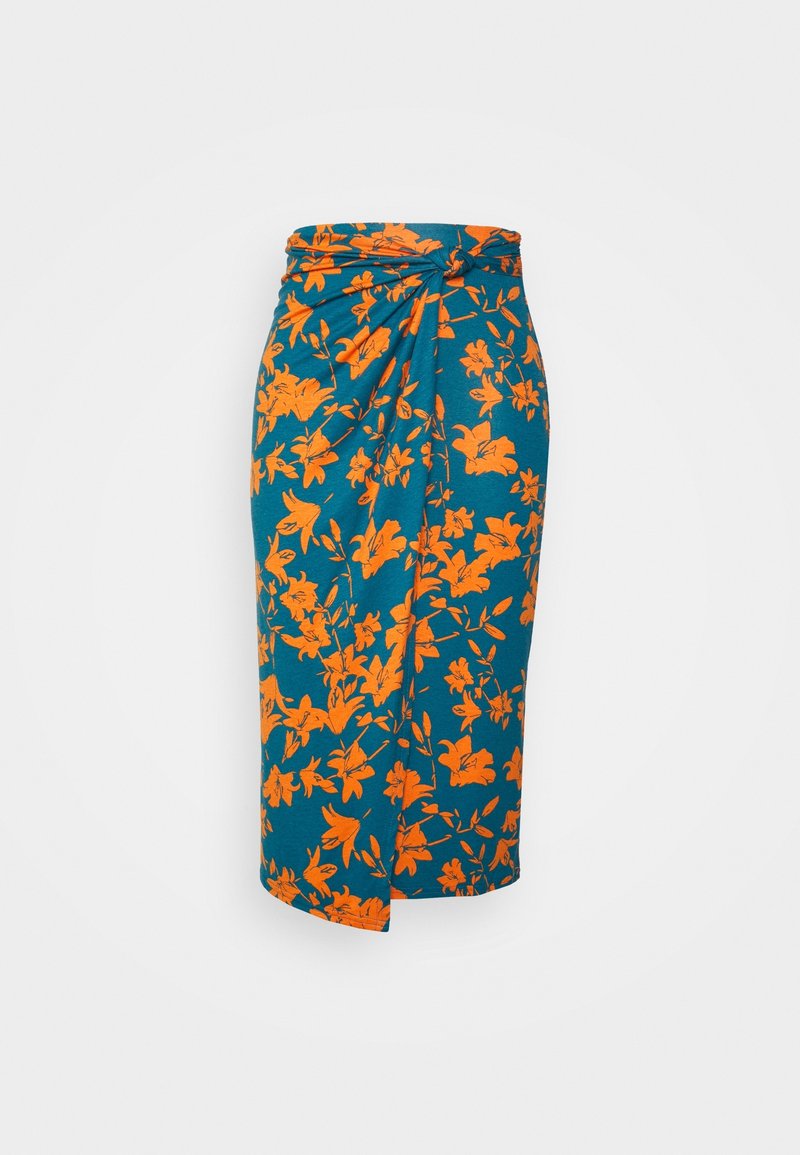 Jupe midi portefeuille bleu sarcelle avec imprimé floral orange vif et détail de nœud à l'avant sur fond blanc uni.