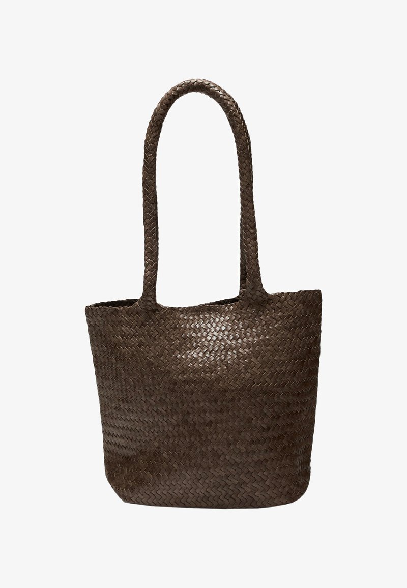 Sac fourre-tout tissé marron avec deux longues poignées, arborant une surface texturée et une forme rectangulaire spacieuse. Pas d'ornements supplémentaires.