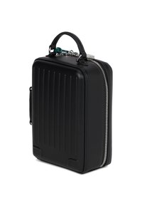 Czarny prostokątny, sztywny futerał z pionowymi żłobieniami, uchwytem na górze i widocznym srebrnym zamknięciem na zamek po boku.