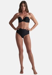 Zwarte strapless bikini top met gevormde cups, gecombineerd met hoge bikini broekjes; gladde textuur en minimalistisch ontwerp.