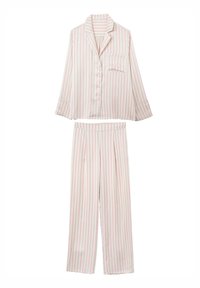 Tweedelige pyjamastel van lichtgewicht stof; wit met verticale rode strepen. Het shirt heeft een kraag en een borstzak; de broek is geplooid.