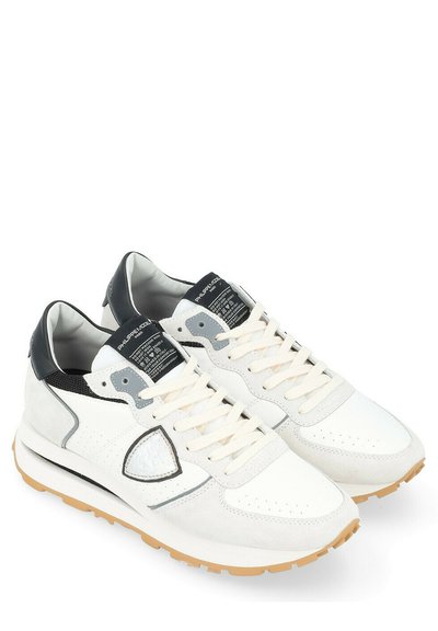 Sneaker bianchi e grigi realizzati in suede e rete, con un pannello laterale testurizzato, suola in gomma e accenti beige.
