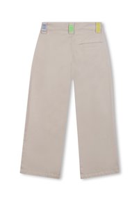 Beige wijde broek met een gladde textuur, voorzien van kleurrijke borduursels op de tailleband en een enkele achterzak.