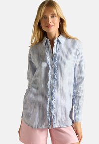 Sinine ja valge triibuline nööbitav särk rüüpa ja mansettide volangidega, kergest kangast, koos roosa lühikeste pükstega.