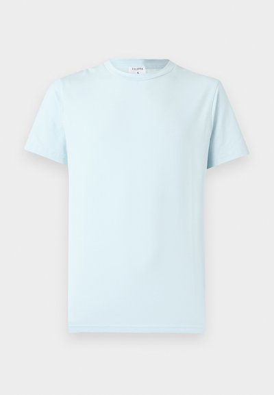 Ανοιχτό γαλάζιο κοντομάνικο T-shirt από απαλό βαμβάκι. Διαθέτει κλασικό στρογγυλό λαιμόκοψη και μίνιμαλ σχεδιασμό, χωρίς σχέδια ή διακοσμητικά.