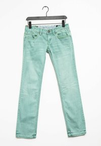 Jeans verde menta con corte recto, que cuentan con bolsillos delanteros y costuras a contraste. La cinturilla tiene un forro con un patrón floral.