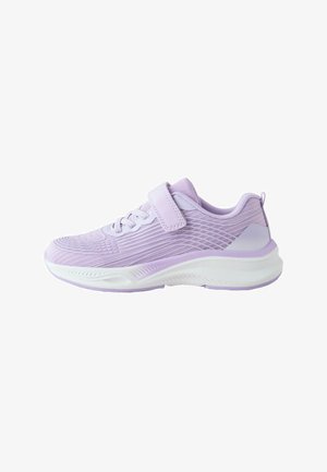 Lyse lilla atletiksneaker med hvid sål, mesh overdel, snørebånd og en enkelt velcrolukning, vist fra siden.