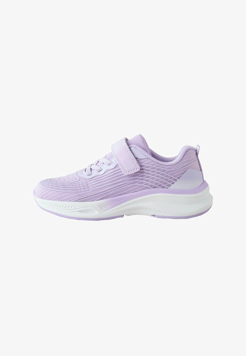Baskets de sport violet clair avec semelle blanche, dessus en mesh, lacets et une seule bride velcro, vues de côté.