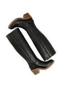 Czarne skórzane botki do kolan z masywnym obcasem, gładką teksturą i kontrastowym brązowym akcentem na obcasie. Posiadają pionowe szwy wzdłuż cholewki.