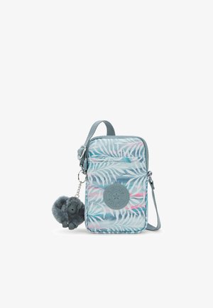 Musterhafte Umhängetasche in hellem Türkis mit einem Palmenblattdesign, ausgestattet mit einem runden Logo-Patch, einem Reißverschlussverschluss und einem weichen Fell-Affenanhänger.