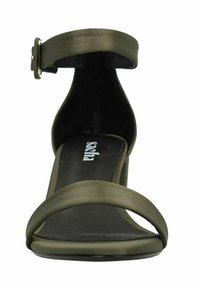 Sandale à talon fin de couleur vert olive avec des brides, texture satinée, fermeture à boucle au niveau de la cheville et semelle intérieure noire portant le nom de la marque "Sasha."