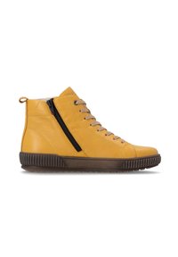 Basket montante en cuir jaune avec lacets beiges, fermeture éclair latérale noire et semelle en caoutchouc brun foncé texturée.