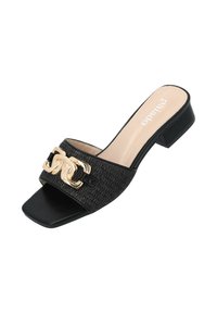 Schwarze geflochtene Slidesandale mit quadrater Zehenform und niedrigem Blockabsatz. Das Modell verfügt über eine goldene Kettenakzentuierung am Riemen und eine beigen Innensohle.