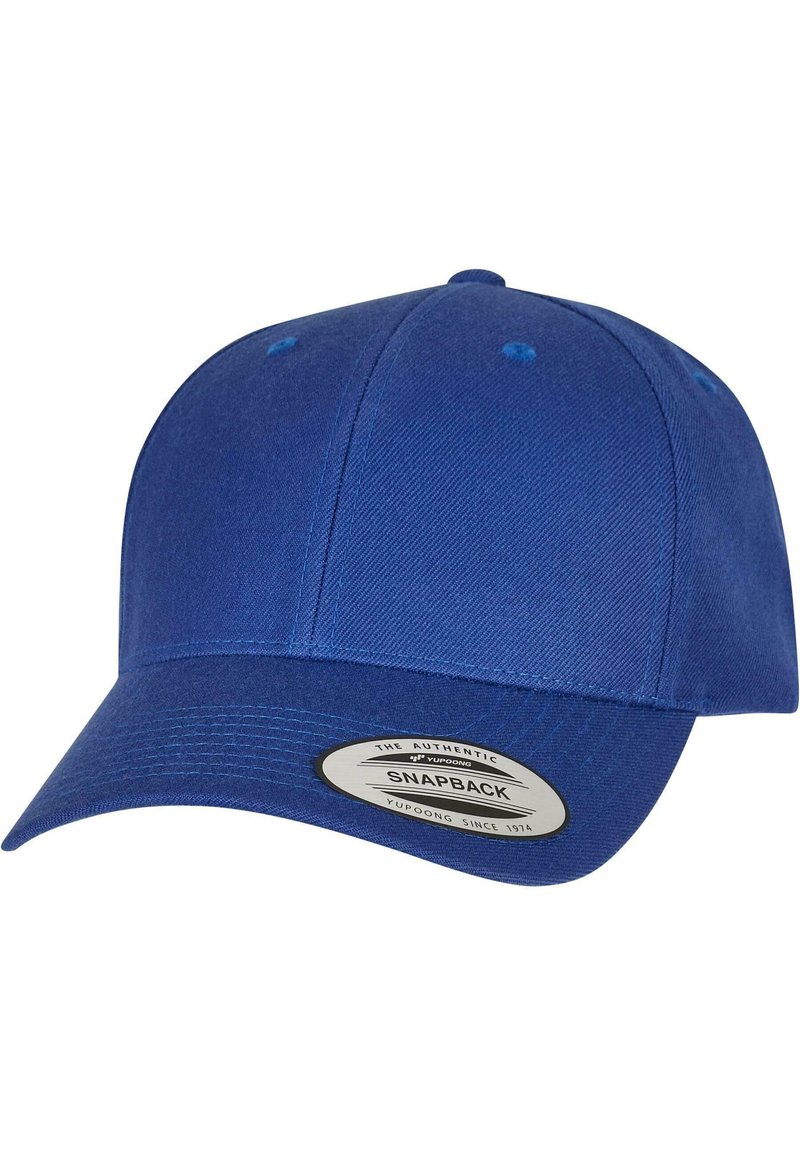 Căciulă snapback albastră din țesătură texturată. Prezintă o vizieră curbă, un design cu șase panouri și ventilație, cu branding minim pe partea inferioară.