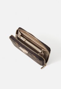 Portafoglio con zip in tessuto marrone scuro con motivi dorati. L'interno presenta una fodera in tessuto più chiaro e un compartimento centrale con zip.