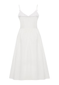 Robe midi blanche sans manches avec fines bretelles réglables, corsage ajusté et jupe froncée sur fond blanc uni.